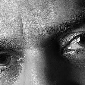 تصویری از پرویز پرستویی، بازیگر و تهیه کننده سینما و تلویزیون در حال بازیگری سر صحنه یکی از آثارش