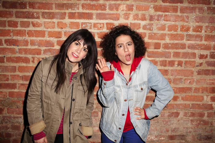 Ilana Glazer در صحنه سریال تلویزیونی Broad City به همراه Abbi Jacobson