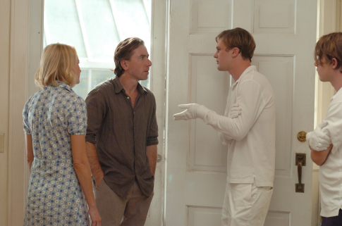 Brady Corbet در صحنه فیلم سینمایی بازی های مسخره به همراه تیم راث، مایکل پیت و نائومی واتس