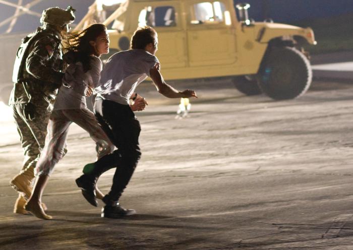 Odette Annable در صحنه فیلم سینمایی کلاورفیلد به همراه Michael Stahl-David