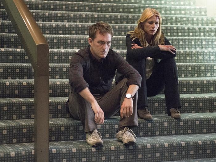 مائوری استرلینگ در صحنه سریال تلویزیونی سرزمین مادری به همراه کلیر دینز