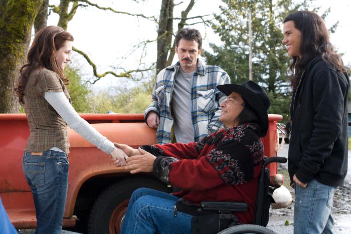 Billy Burke در صحنه فیلم سینمایی گرگ و میش به همراه کریستن استوارت و Taylor Lautner