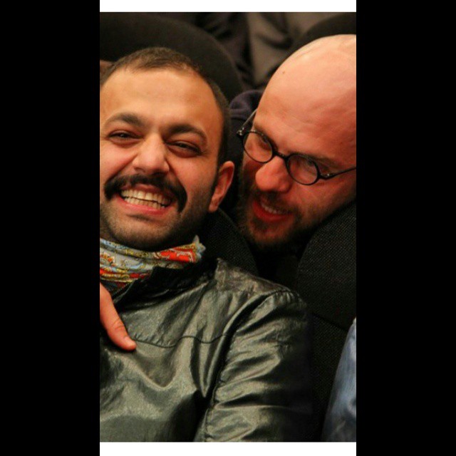 تصویری از بابک حمیدیان، بازیگر و تهیه کننده سینما و تلویزیون در حال بازیگری سر صحنه یکی از آثارش