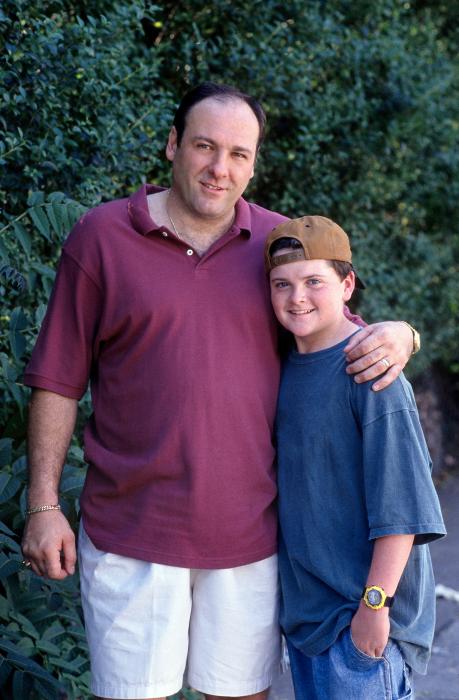 Robert Iler در صحنه سریال تلویزیونی سوپرانوز به همراه James Gandolfini