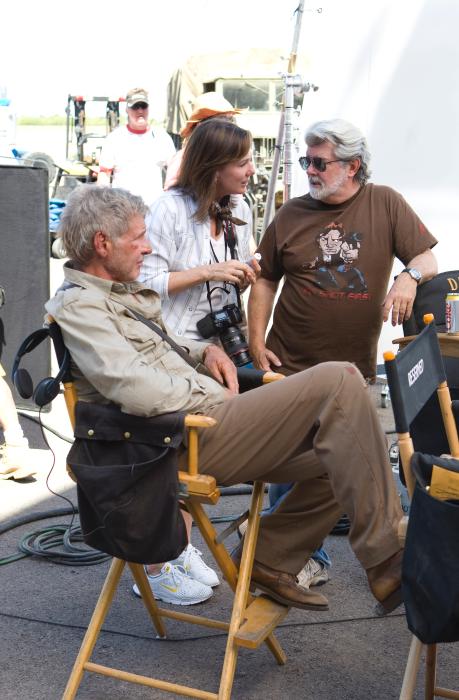 جرج لوکاس در صحنه فیلم سینمایی ایندیانا جونز و قلمرو جمجمه بلورین به همراه هریسون فورد