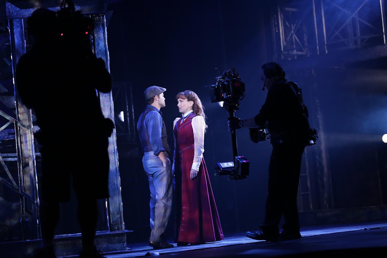 جرمی جردن در صحنه فیلم سینمایی Disney's Newsies the Broadway Musical به همراه Kara Lindsay