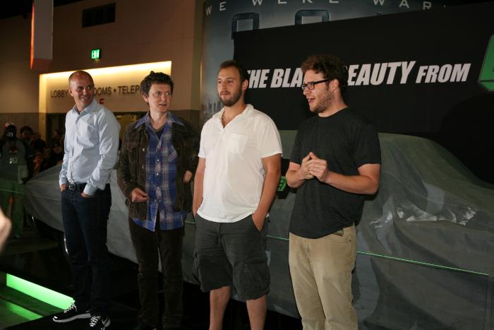میشل گوندری در صحنه فیلم سینمایی نقابداران به همراه Evan Goldberg و Seth Rogen