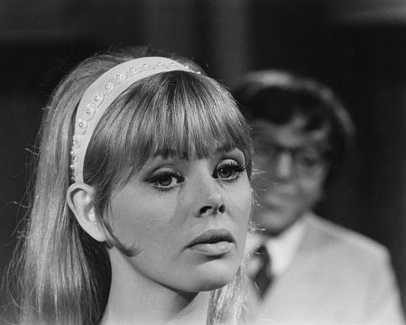 Britt Ekland در صحنه فیلم سینمایی The Bobo