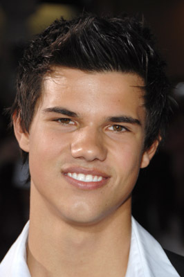 Taylor Lautner در صحنه فیلم سینمایی گرگ و میش