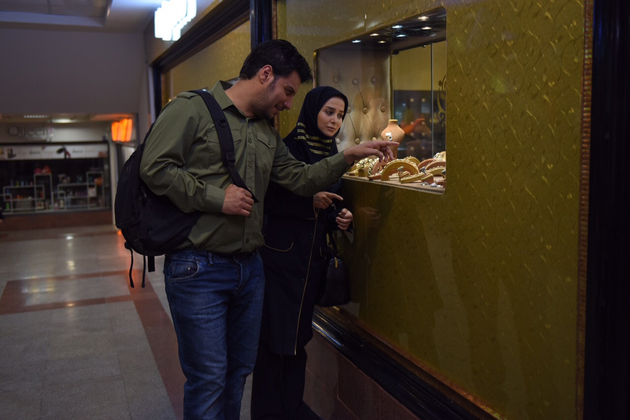 جواد عزتی در صحنه سریال تلویزیونی دردسرهای عظیم 2 به همراه الناز حبیبی