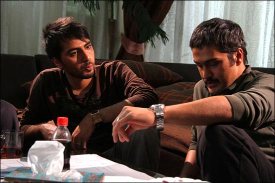 میلاد کی‌مرام در صحنه سریال تلویزیونی بچه‌های نسبتاً بد به همراه سید علی طباطبایی