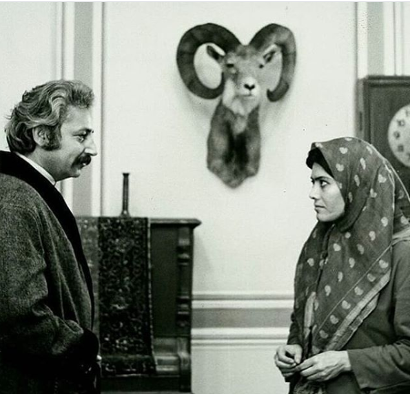 تصویری از جمشید مشایخی، بازیگر و مهمان سینما و تلویزیون در حال بازیگری سر صحنه یکی از آثارش به همراه فخری خوروش
