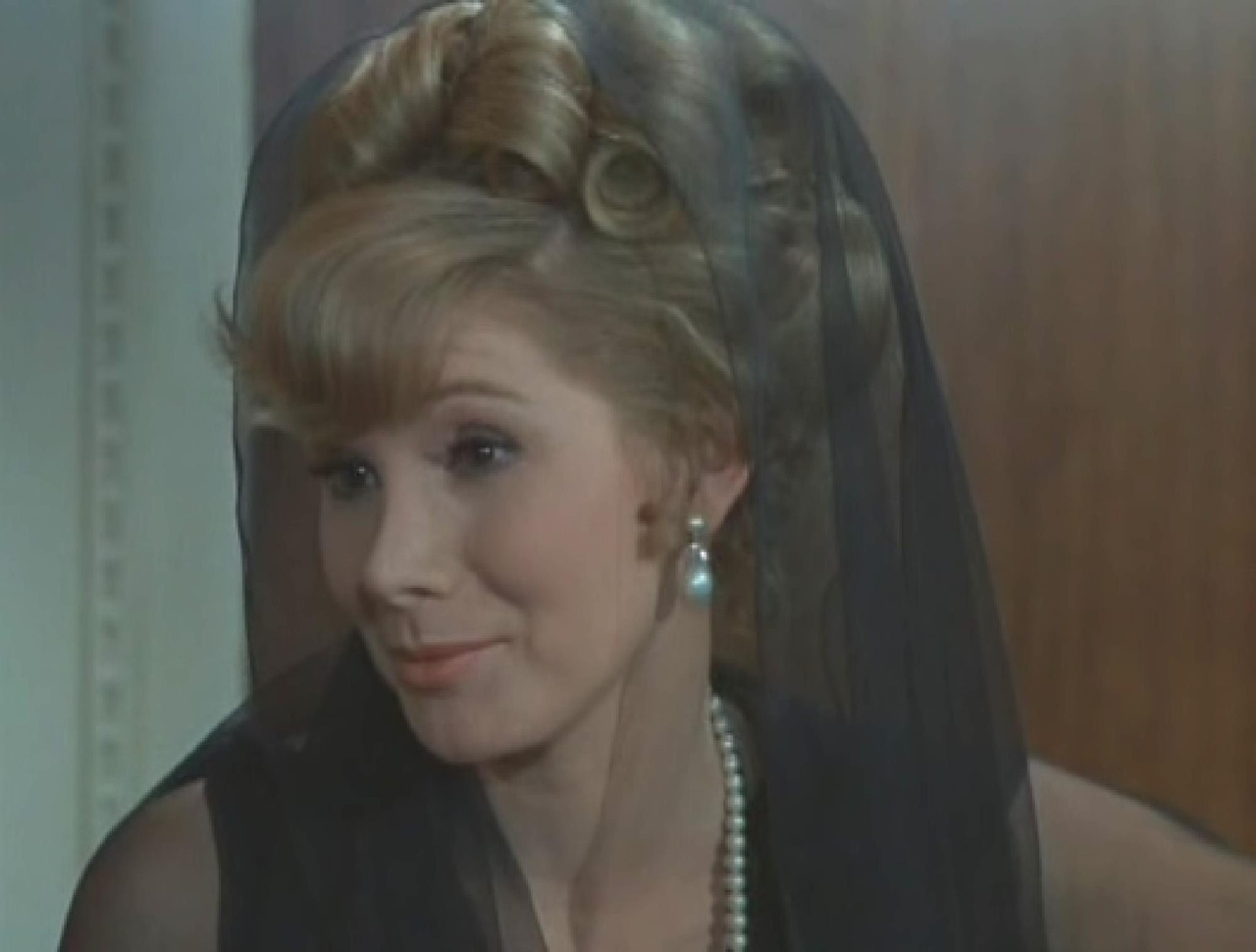 Susan Hampshire در صحنه سریال تلویزیونی The Time Tunnel