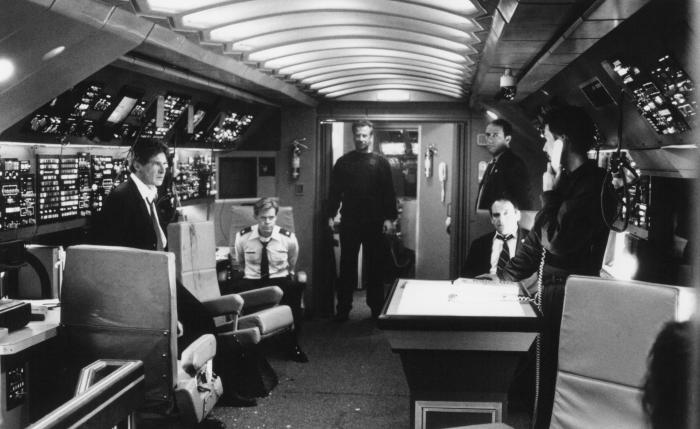 ویلیام اچ میسی در صحنه فیلم سینمایی هواپیمای رئیس جمهور به همراه گری الدمن، هریسون فورد، Paul Guilfoyle و Elya Baskin