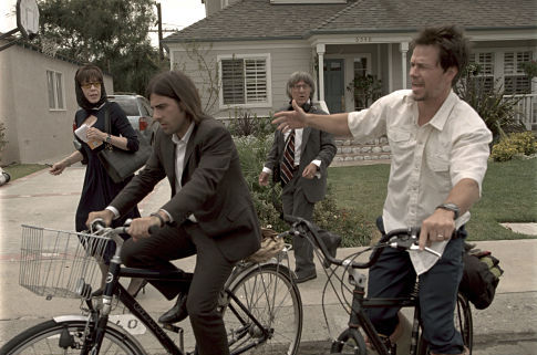  فیلم سینمایی I Heart Huckabees با حضور مارک والبرگ، Lily Tomlin، داستین هافمن و Jason Schwartzman