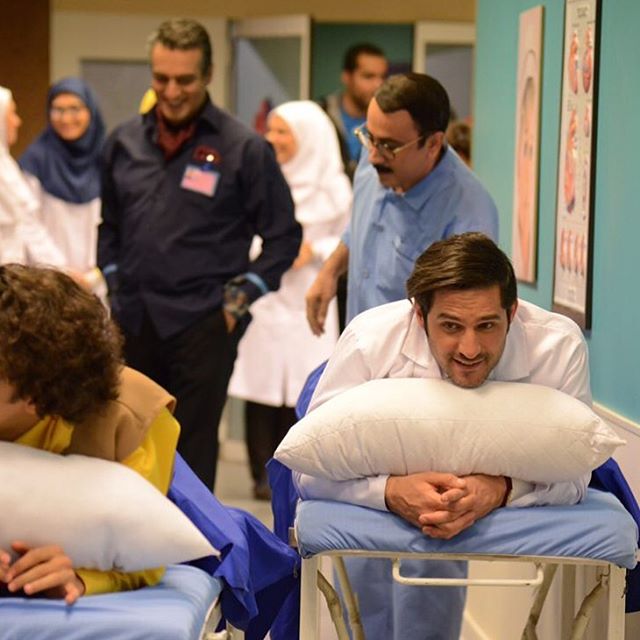 پوریا ایرایی در صحنه سریال تلویزیونی در حاشیه 1 به همراه سام نوری و عارف لرستانی
