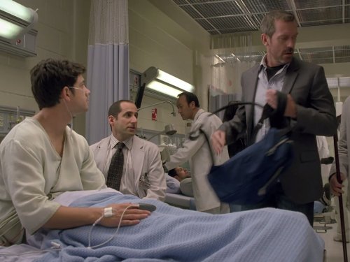 Adam Garcia در صحنه سریال تلویزیونی دکتر هاوس به همراه Hugh Laurie و Peter Jacobson