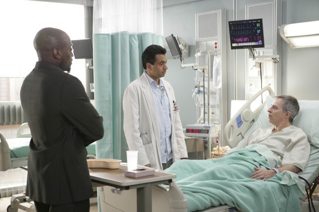 جی کارنز در صحنه سریال تلویزیونی دکتر هاوس به همراه عمر اپس و Kal Penn