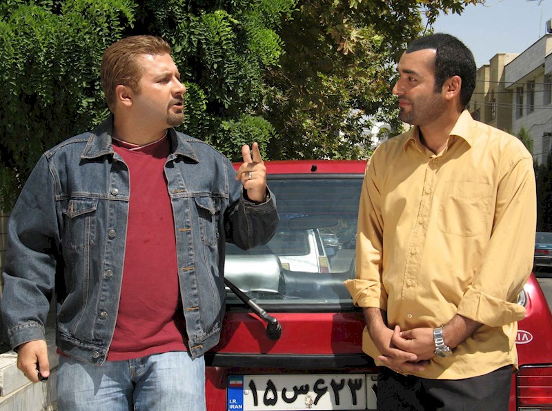 رامبد شکرآبی در صحنه سریال تلویزیونی آدمخوار به همراه شهرام عبدلی