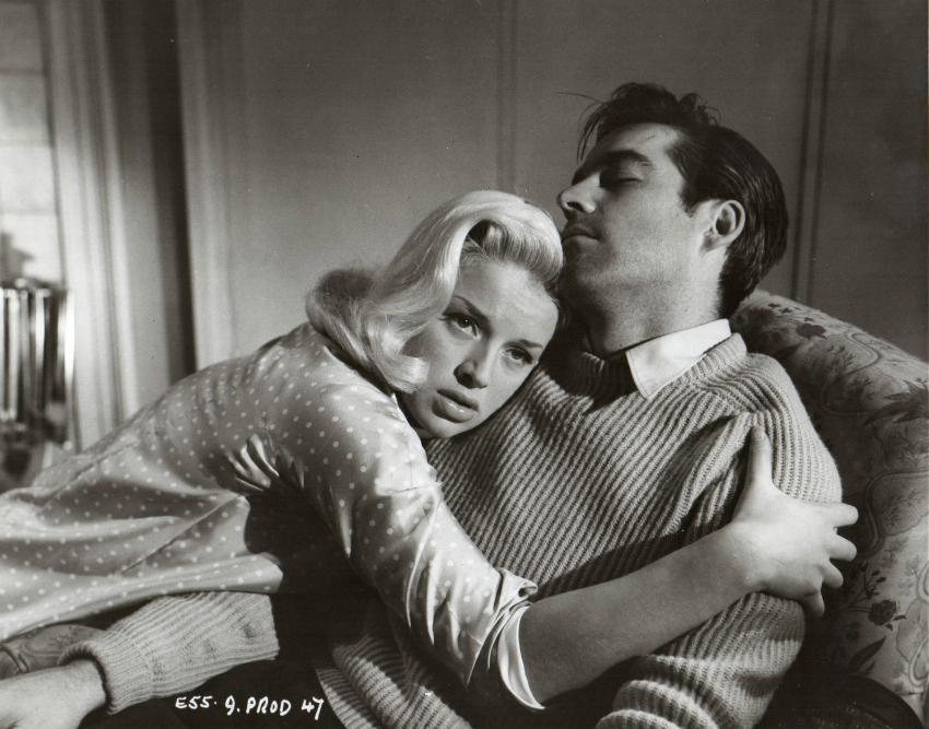 Diana Dors در صحنه فیلم سینمایی Blonde Sinner به همراه Michael Craig