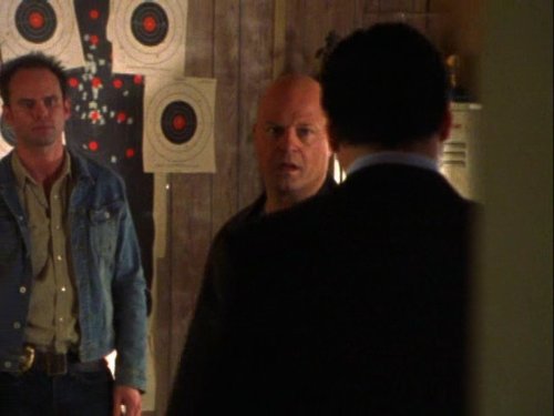 والتون گوگینس در صحنه سریال تلویزیونی شیلد به همراه Michael Chiklis