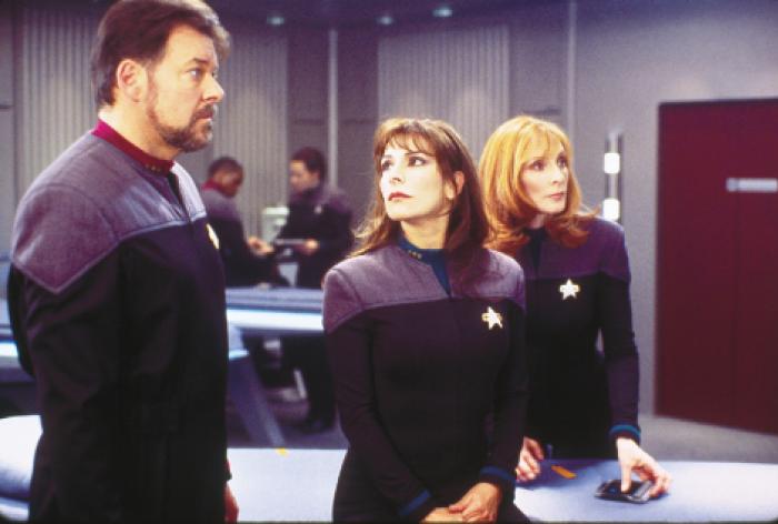 Marina Sirtis در صحنه فیلم سینمایی پیشتازان فضا: نمسیس به همراه Gates McFadden و Jonathan Frakes