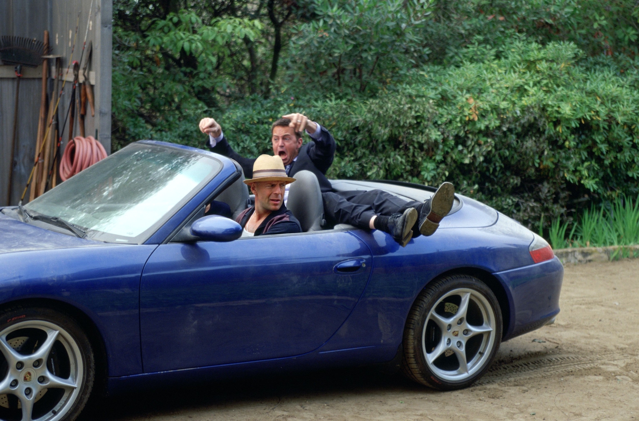 بروس ویلیس در صحنه فیلم سینمایی The Whole Ten Yards به همراه Matthew Perry