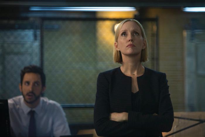 Janel Moloney در صحنه سریال تلویزیونی لیست سیاه به همراه Amir Arison