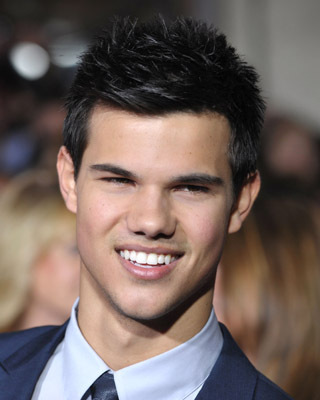 Taylor Lautner در صحنه فیلم سینمایی گرگ و میش: ماه نو