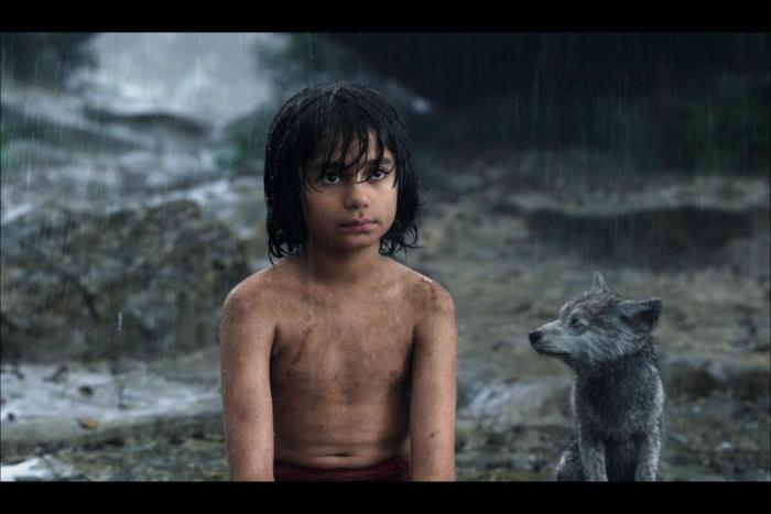 Neel Sethi در صحنه فیلم سینمایی کتاب جنگل