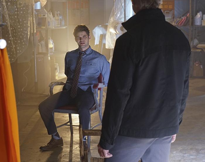 جرمی جردن در صحنه سریال تلویزیونی سوپرگرل به همراه Henry Czerny