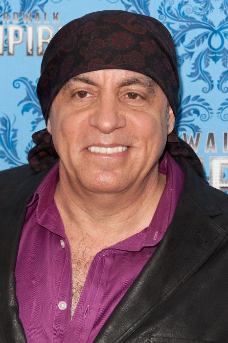 Steven Van Zandt در صحنه سریال تلویزیونی امپراتوری بوردواک