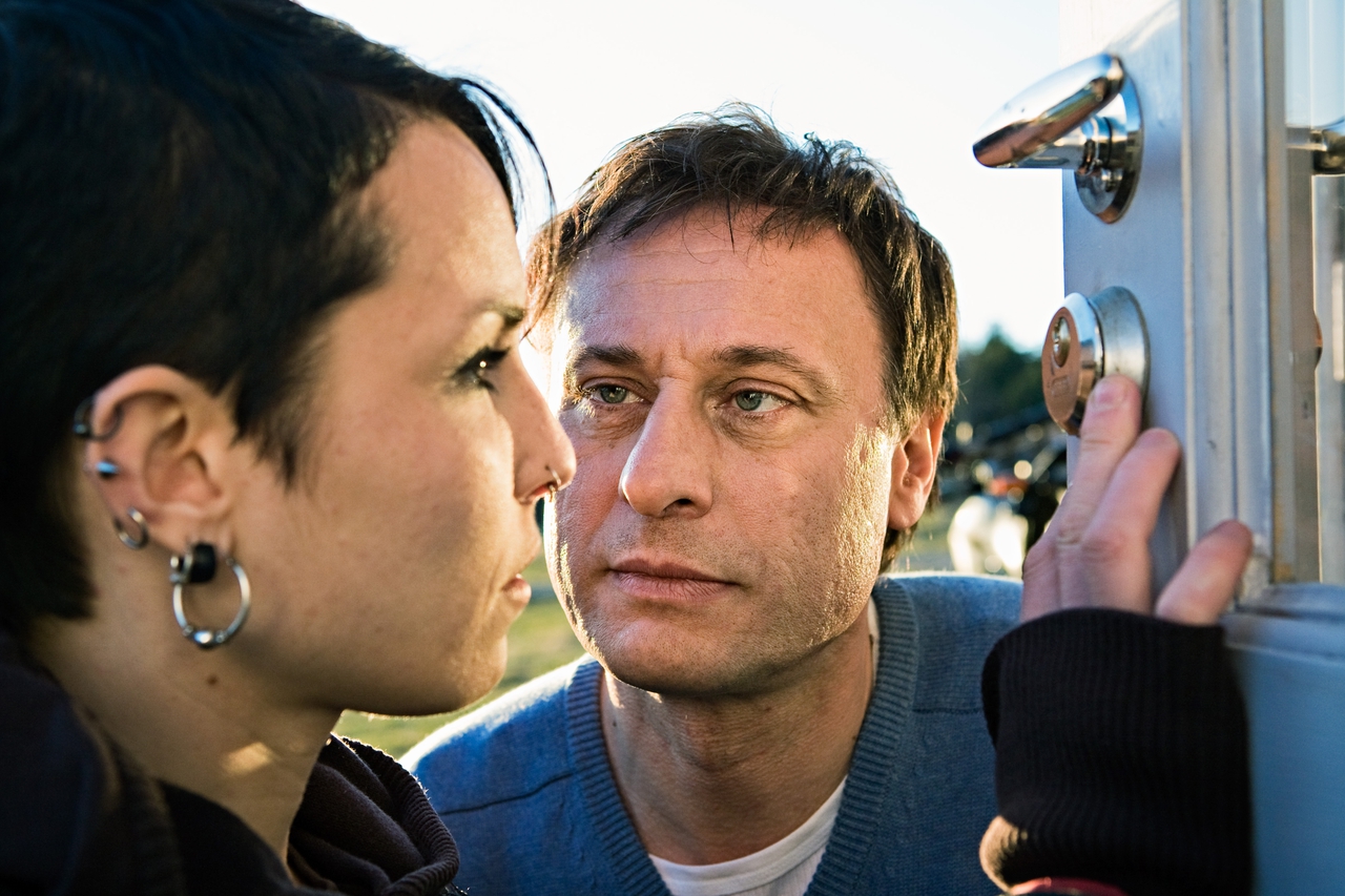 نومی راپاس در صحنه سریال تلویزیونی Millennium به همراه مایکل نیکویست