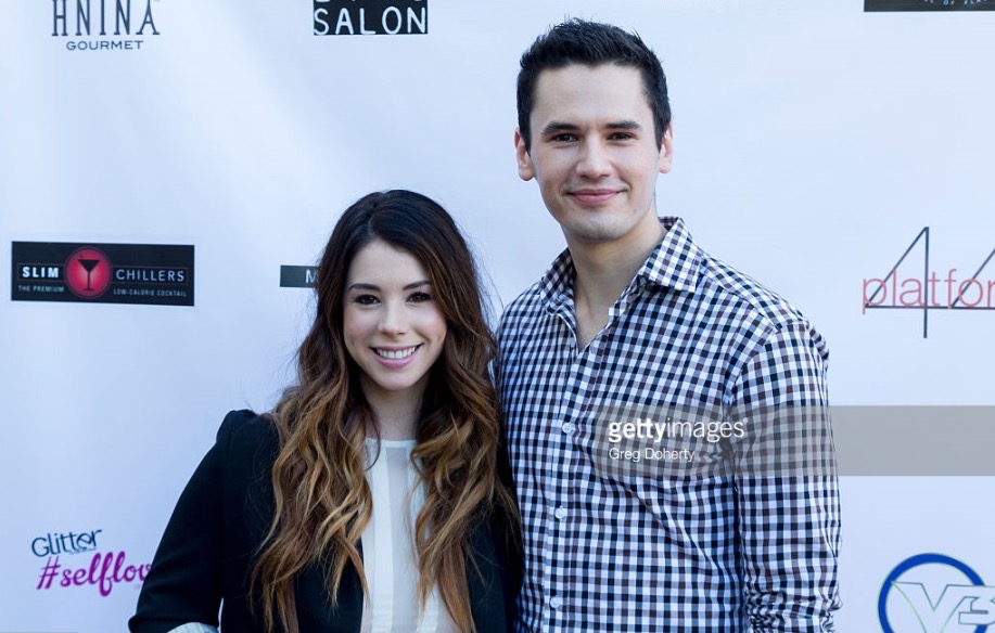 Jillian Rose Reed در صحنه سریال تلویزیونی On Hiatus with Monty Geer به همراه Monty Geer