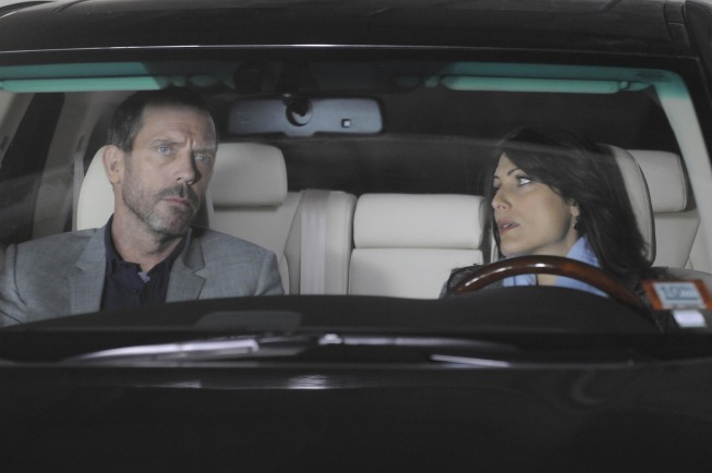 Lisa Edelstein در صحنه سریال تلویزیونی دکتر هاوس به همراه Hugh Laurie