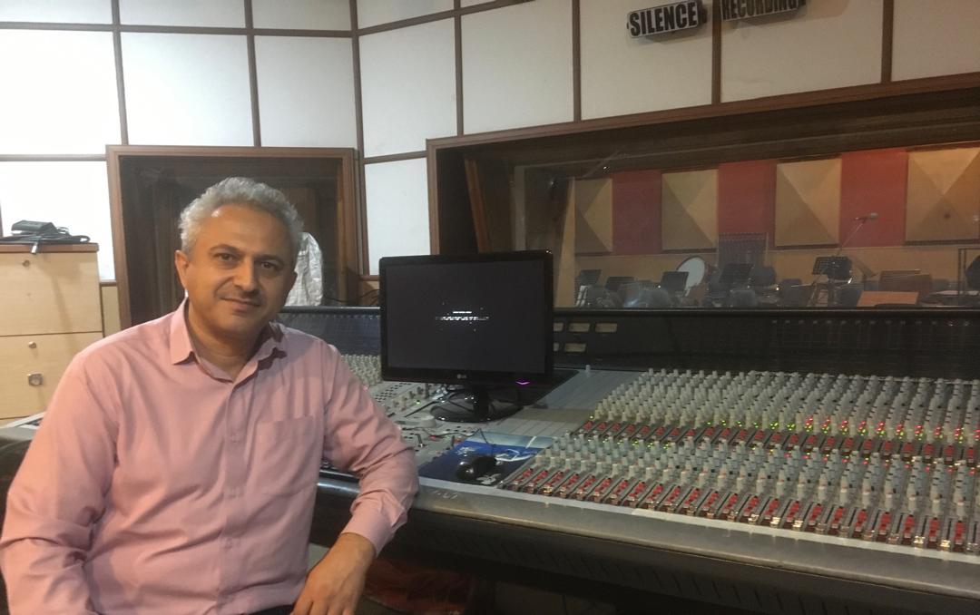 تصویری از سید محمد کشفی، صداگذاری و صدابردار سینما و تلویزیون در پشت صحنه یکی از آثارش