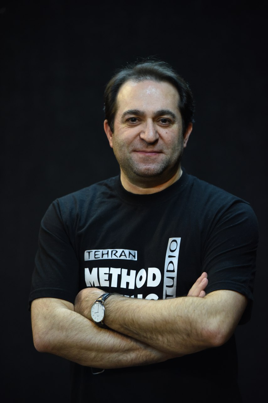 تصویری از مسعود میرطاهری، بازیگر سینما و تلویزیون در حال بازیگری سر صحنه یکی از آثارش
