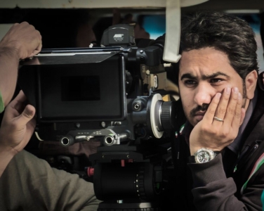 تصویری از هادی بهروز، مدیر فیلم برداری سینما و تلویزیون در پشت صحنه یکی از آثارش