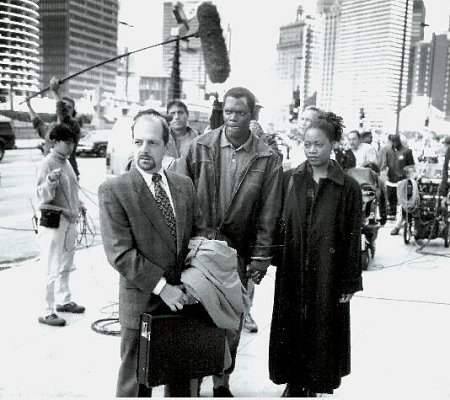 Regina Taylor در صحنه فیلم سینمایی مذاکره کننده به همراه Gene Wolande و ساموئل ال. جکسون