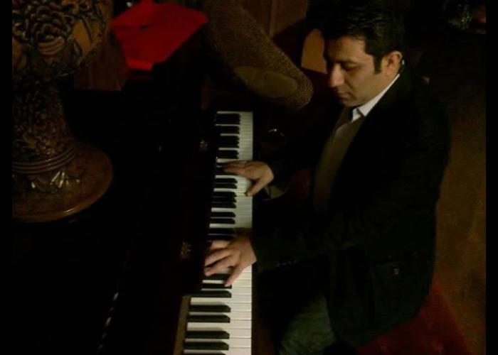 تصویری از فرشید وحدت، آهنگ ساز سینما و تلویزیون در حال بازیگری سر صحنه یکی از آثارش