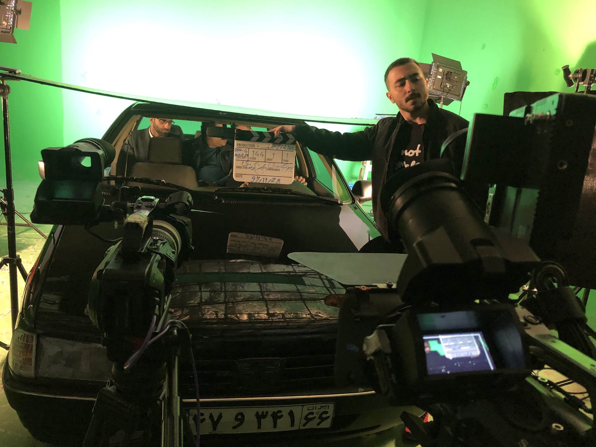 تصویری از ایمان فرزانی، دستیار کارگردان سینما و تلویزیون در حال بازیگری سر صحنه یکی از آثارش
