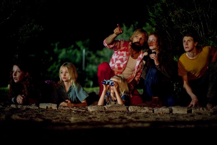 George MacKay در صحنه فیلم سینمایی کاپیتان خارق العاده به همراه آنالیز بسو، ویگو مورتنسن، Shree Crooks و Samantha Isler