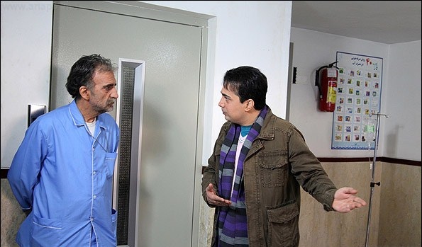 کریم اکبری‌مبارکه در صحنه سریال تلویزیونی خروس به همراه سپند امیرسلیمانی