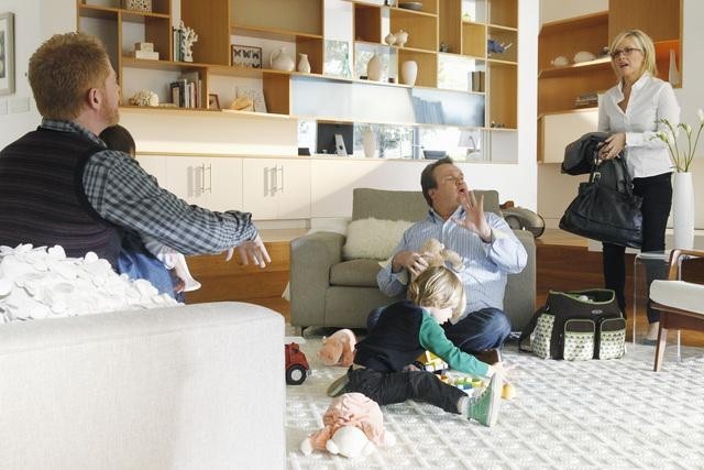 راچل هاریس در صحنه سریال تلویزیونی خانواده امروزی به همراه اریک استون استریت و جس تایلر فرگوسن