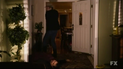 David Fernandez Jr. در صحنه سریال تلویزیونی درست به هدف به همراه تیموتی اولیفانت