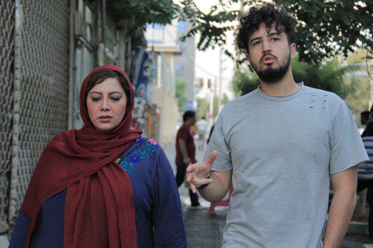 مهرداد صدیقیان در صحنه فیلم سینمایی شماره 17 سهیلا به همراه زهرا داوودنژاد