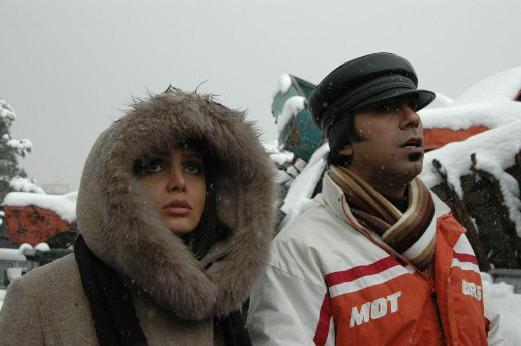 داریوش اسدزاده در صحنه فیلم سینمایی دوازده صندلی به همراه آزاده مهدی‌زاده