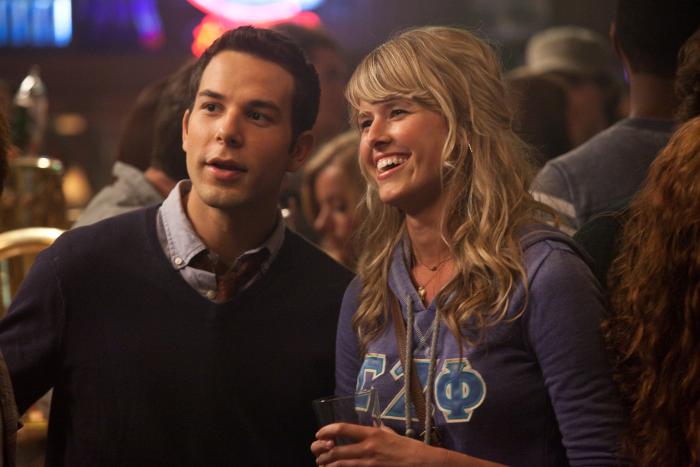 Sarah Wright در صحنه فیلم سینمایی بیست و یک سال به بالا به همراه Skylar Astin