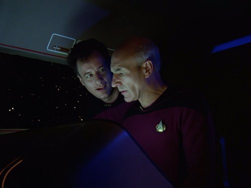 John de Lancie در صحنه سریال تلویزیونی پیشتازان فضا: نسل بعدی به همراه Patrick Stewart