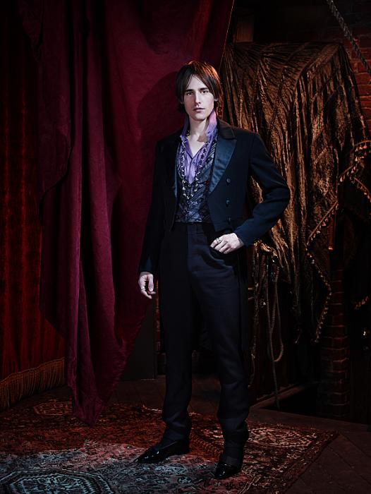 Reeve Carney در صحنه سریال تلویزیونی جدال با هیولا ها